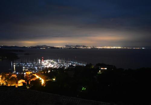 Point rencontre : Soirée des étoiles (Porquerolles)_Hyères - Vue nocturne du port et du village de Porquerolles