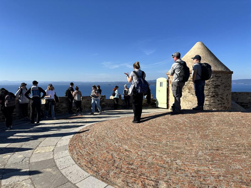 Groupe de personnes sur la tour du fort de l'Estissac à Port-Cros