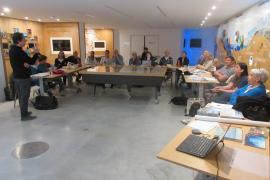 Enseignants dans la salle de réunion du fort du Pradeau