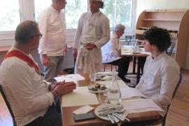 Elèves et membres du jury pendant la dégustation