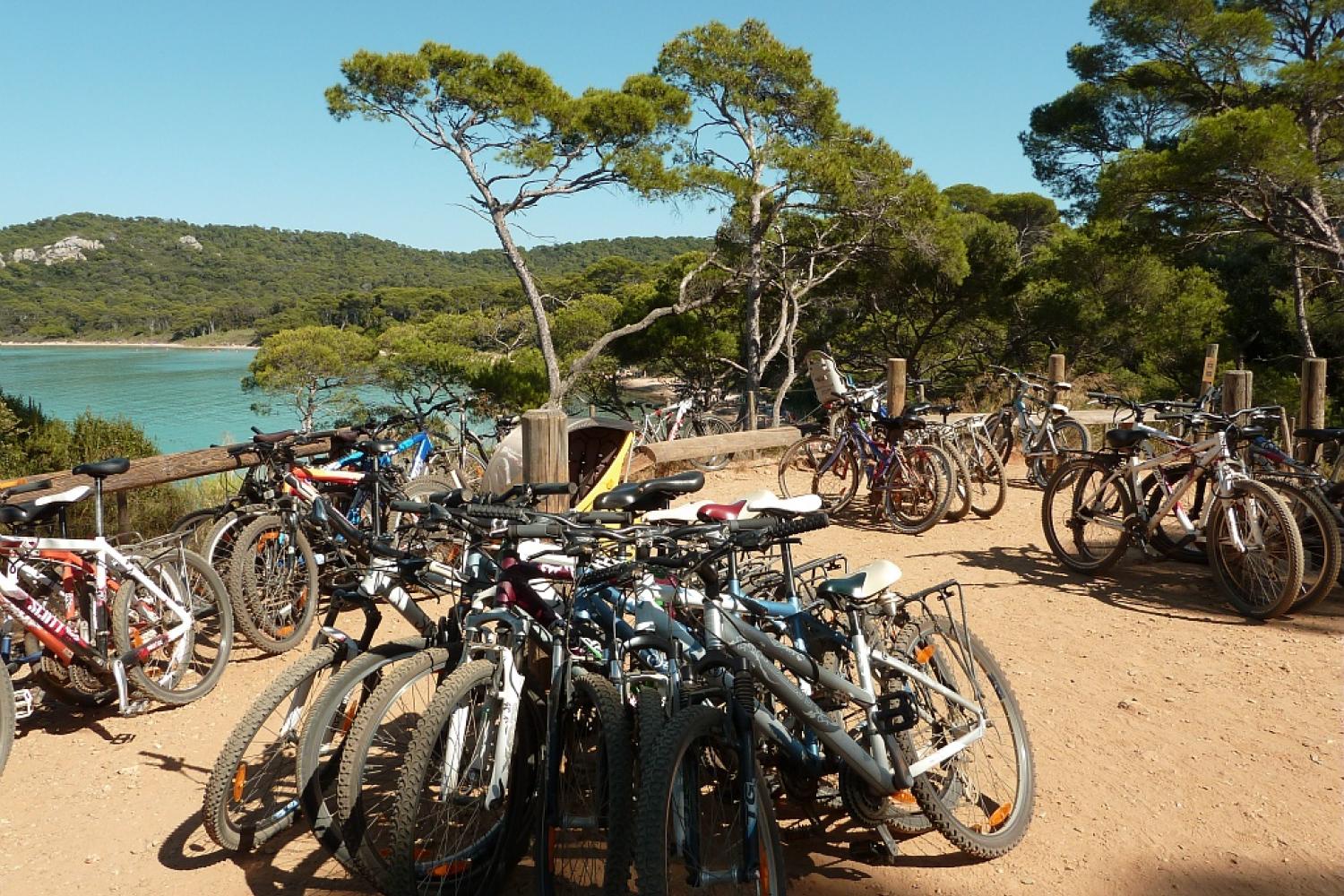 7_quand_les_parcs_a_velos_ne_suffisent_plus_-_porquerolles_en_ete_parc_national_de_port-cros.jpg