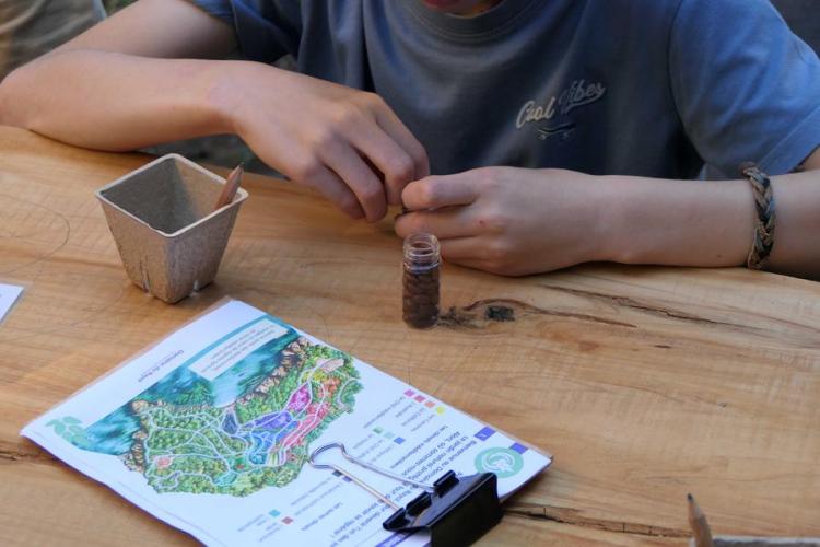 Activité enfant "Les mains dans la terre"_Rayol-Canadel sur Mer