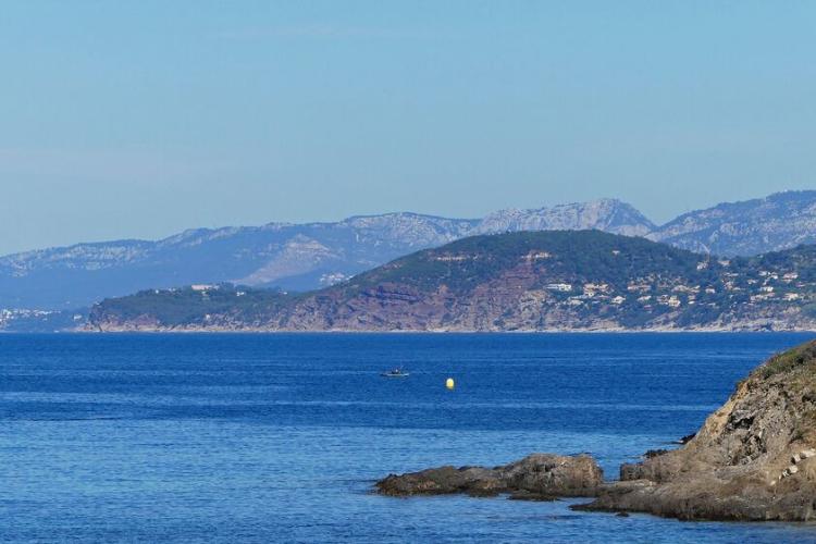 Le Pradet - Vue sur le Cap Garonne et les Baux rouges
