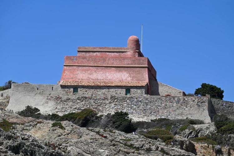Secretrip vous embarque pour une demi-journée de rêve vers Porquerolles, Giens, la côte sauvage de Giens etc - Le fort du grand langoustier a Porquerolles