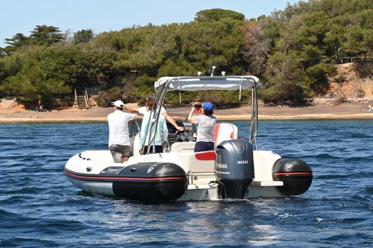 Secretrip vous embarque pour une demi-journée de rêve vers Porquerolles, Giens, la côte sauvage de Giens etc - La plage noire du langoustier, Porquerolles