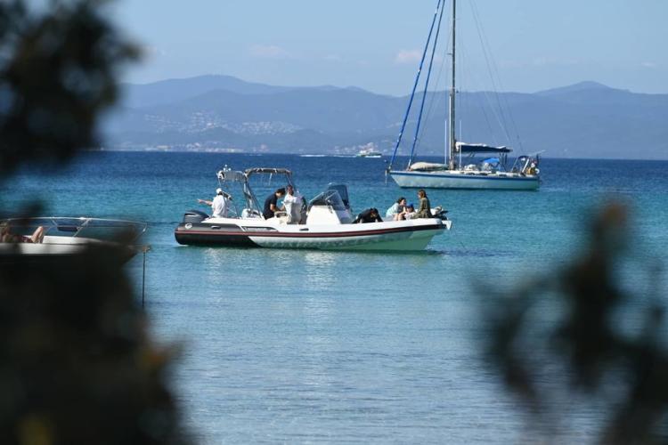 Secretrip vous embarque pour une demi-journée de rêve vers Porquerolles, Giens, la côte sauvage de Giens etc - Mouillage à Notre Dame