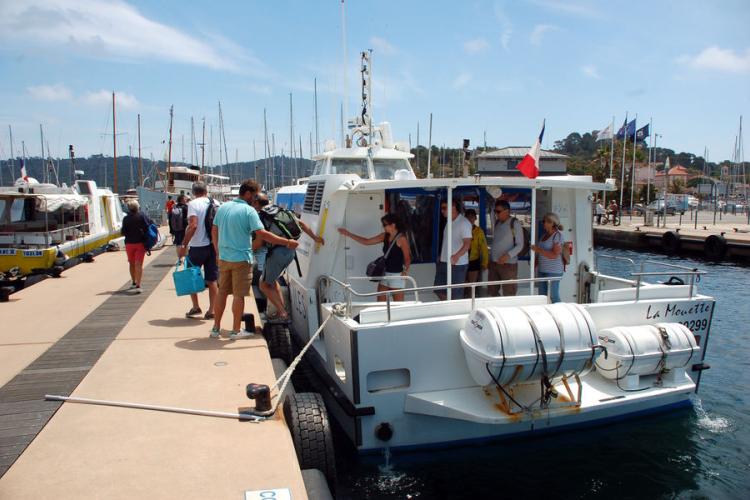 Cap sur Porquerolles - Cap sur Porquerolles depuis le port d'Hyères avec Espace mer