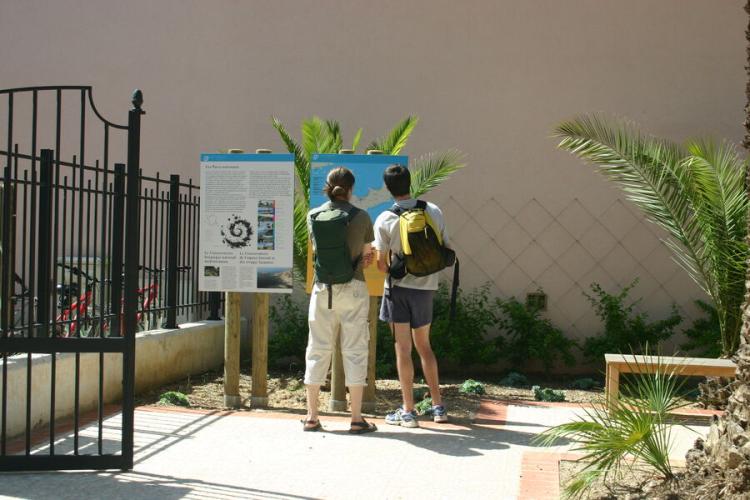 Touristes devant des pancartes - Touristes devant des pancartes