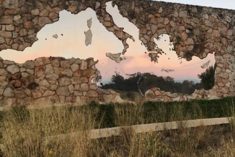 Villa Carmignac  musée d'art contemporain_Hyères - Jean Denant, La Traversée, 2018 Inox polimiroir 8 X 3,5 m