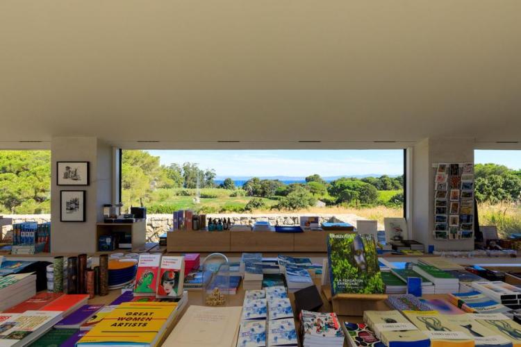 Villa Carmignac  musée d'art contemporain_Hyères - Librairie de la Villa Carmignac sur l'île de Porquerolles (Var, France)
