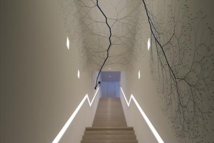 Villa Carmignac  musée d'art contemporain_Hyères - Janaina Mello LANDINI, Ciclotrama 50 (Wind), 2018 20 mètres de corde de nylon polyethylene et polyester de 22mm de diamètre, environ 4100 clous en laiton, un taquet en marbe et un winch en marbre 5 x 2,5 x 3,3 m