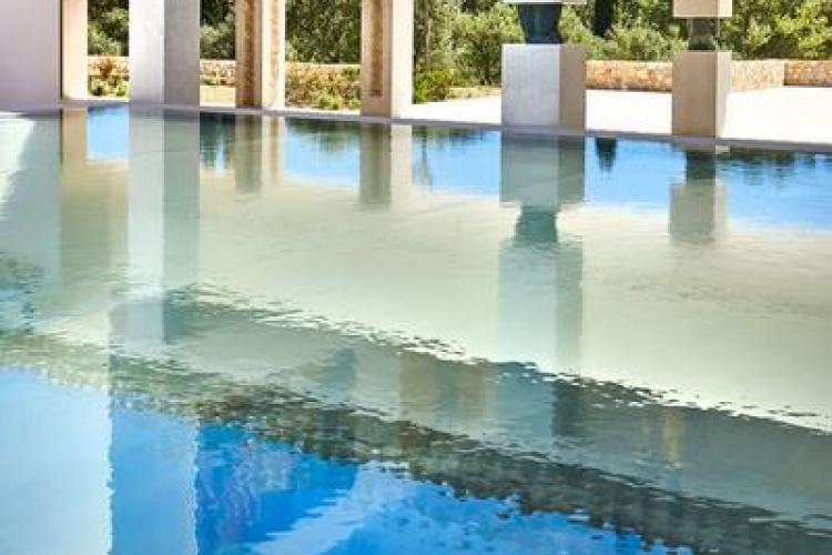 Villa Carmignac  musée d'art contemporain_Hyères - Miroir d'eau de la Villa Carmignac sur l'île de Porquerolles (Var, France)