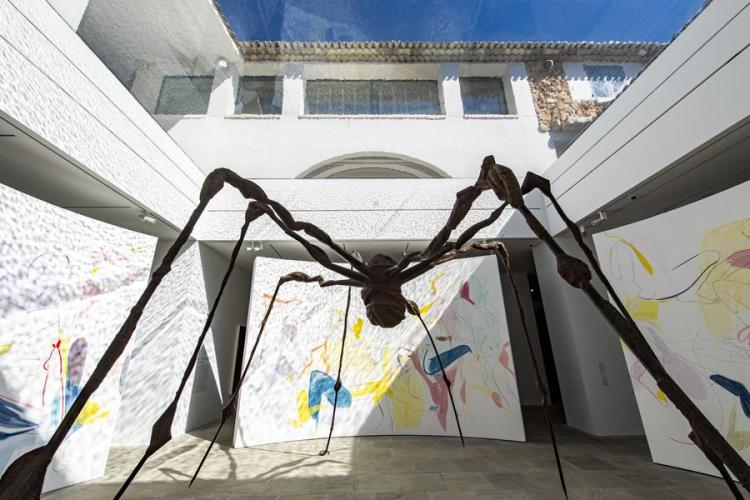 Villa Carmignac  musée d'art contemporain_Hyères - Vue d'exposition The Infinite Woman, Villa Carmignac Louise Bourgeois, Spider (Araignée) Paris Musées / Musée d’Art moderne