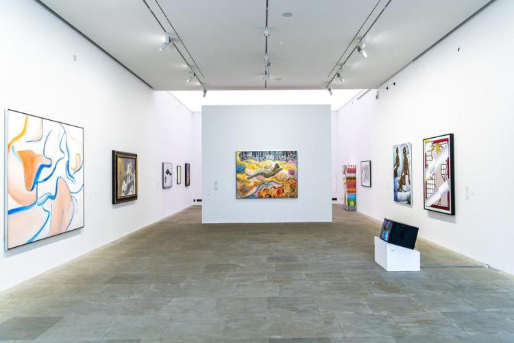 Villa Carmignac  musée d'art contemporain_Hyères - Vue d'exposition The Infinite Woman, Villa Carmignac Willem De Kooning, Untitled XLIII, 1983, Collection Carmignac Pablo Picasso, Femme nue couchée jouant avec un chat, 1964 . Nahmad Collection Michael Armitage, #mydressmychoice, 2015, Courtesy White Cube Julie Curtiss, Bathsheba, 2021. Al Thani Collection, courtesy White Cube Roy Lichtenstein, Reflections on Jessica Helms, 1990, Carmignac Collection