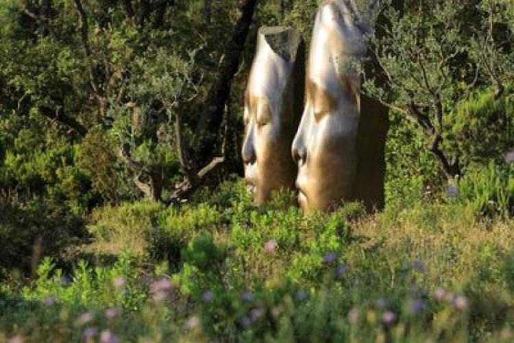 Villa Carmignac  musée d'art contemporain_Hyères - Jaume Plensa, Les Trois Alchimistes, 2018 Bronze et patine naturelle 4 X 1,40 X 1,30 m