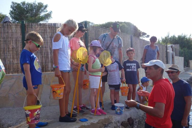 Le petit parcours du littoral - Giens visite guidee enfants avec Fernando Sandoval - départ le long du petit port de la madrague