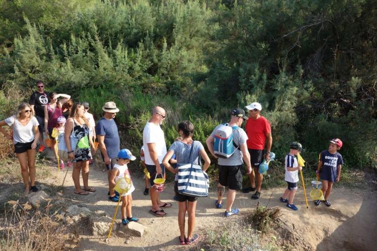 Le petit parcours du littoral - Giens visite guidee enfants avec Fernando Sandoval - la petite troupe suit le sentier du littoral