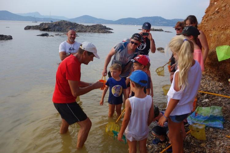 Le petit parcours du littoral - Giens visite guidee enfants avec Fernando Sandoval - Fernando Sandoval montre un concombre de mer