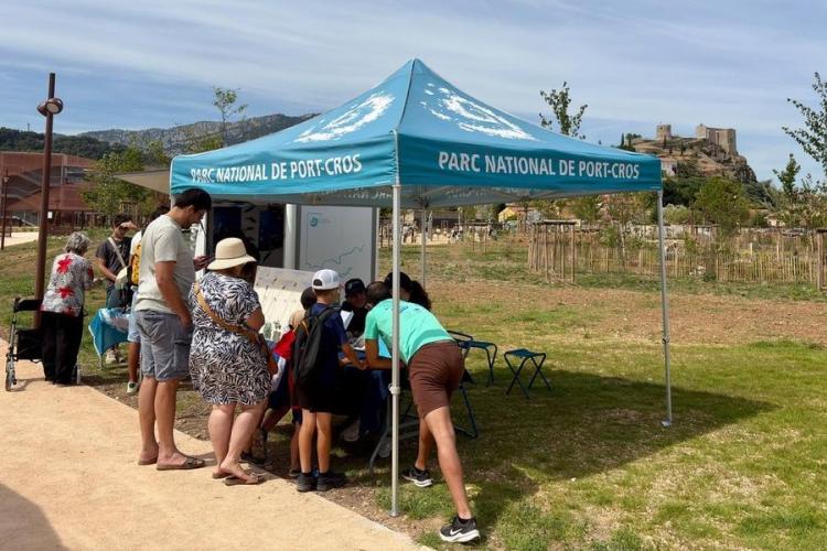 Stand des écoguides du Parc national de Port-Cros - Information du public par les écoguides